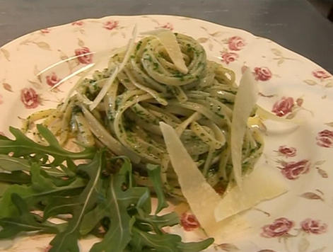 Benvenuti a tavola - Bavette al pesto di rucola e pinoli