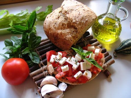 Pomodoro e basilico, la più classica delle bruschette.