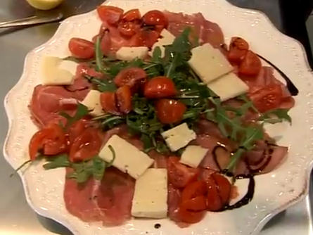 Benvenuti a tavola - Carpaccio con rucola, pomodorini e Piave Stravecchio