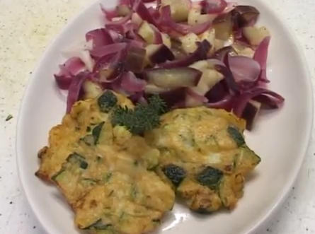 Benvenuti a tavola - Frittelle di zucchine con cipolla di Tropea e melanzane