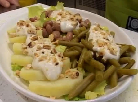 Benvenuti a tavola - Insalata con crema di crescenza e nocciole