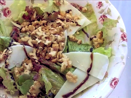 Benvenuti a tavola - Insalatina fresca con formaggio Piave, noci e miele