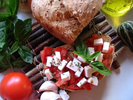 Bruschetta con schiz e pomodoro fresco