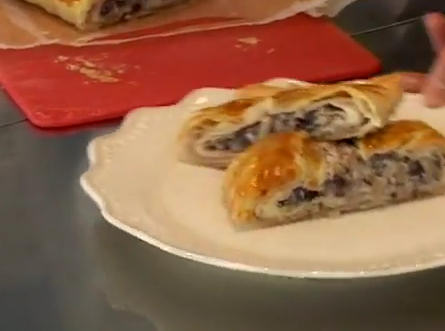 Benvenuti a tavola - Strudel con speck, radicchio di Ugo e scamorza