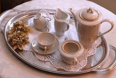 Il servizio da caffè col bordino dorato.