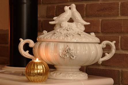 La zuppiera in ceramica bianca decorata.
