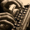 La licenza per aprire un ristorante - Nella foto, un dattilografo batte su una vecchia macchina da scrivere