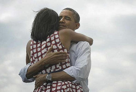 L'abbraccio di Barack Obama alla moglie Michelle ha fatto il giro del mondo... ed è arrivato fin qui!